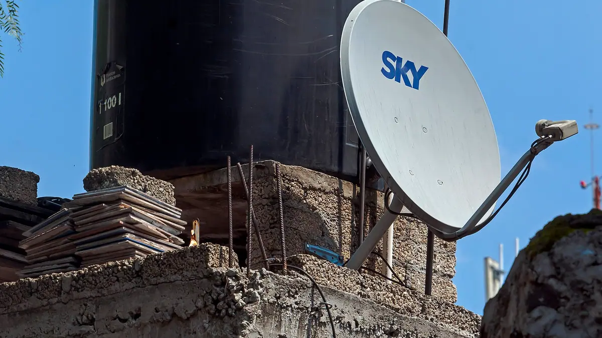 Satellitenschüssel für TV-Empfang im Vergleich zu IPTV